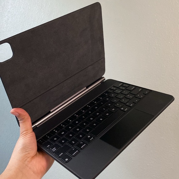 Apple Magic Keyboard for iPad Pro 11 inch and iPad Air - Picture 3 of 6